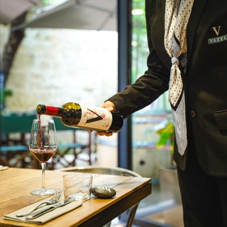 Comment (bien) vendre un vin en restaurant ? - Vatel